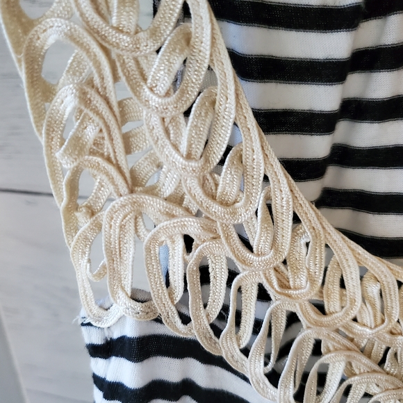 ELLE | Women's black/white striped with cream lace weave tanktop. Size medium. - Picture 3 of 6
